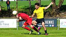 Der FV Walbertsweiler-Rengetsweiler (Fabian Roth, links) setzte sich in einer spektakulären Partie mit 3:2 gegen den FC ...