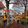 Roland Lauber, Mitte, präsentierte das Motto der Fasnacht, die nicht stattfinden wird: &bdquo;Klimawandel, Covid, Sars, bald lebt ...