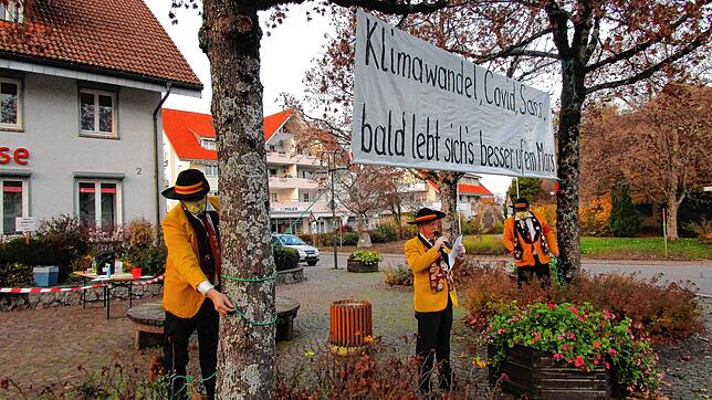 Roland Lauber, Mitte, präsentierte das Motto der Fasnacht, die nicht stattfinden wird: &bdquo;Klimawandel, Covid, Sars, bald lebt ...