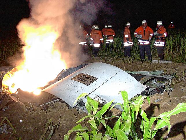 Bild 1: Bilder von Trümmern und Trauer: Vor 20 Jahren stießen über Überlingen zwei Flugzeuge zusammen