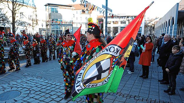 Bild 12: Konstanzer Fasnacht: Blätzlebuebe feiern den Auftakt 2023 auf dem Augustinerplatz