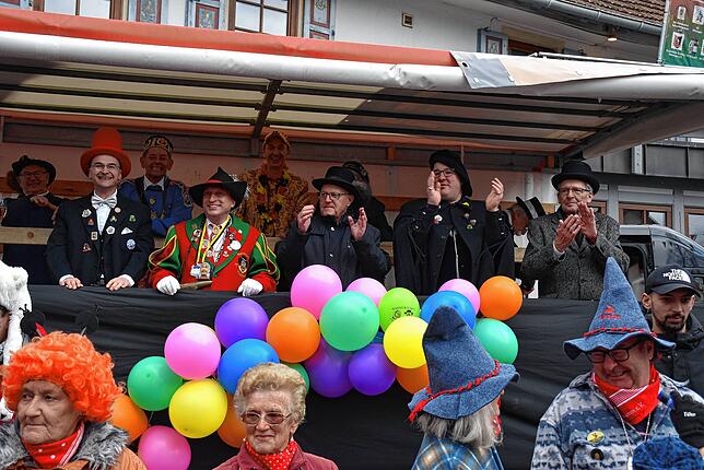 Auch auf der Ehrentribüne herrscht viel Begeisterung (von links): Bürgermeister Martin Ragg, Zunftmeister Christoph Droxner, ...