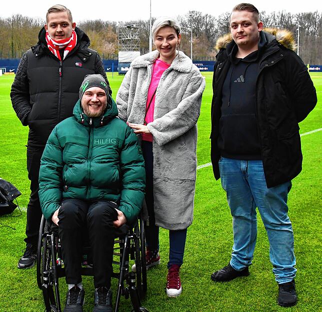 Herzlicher Empfang: RBL-Teammanagerin Franziska Pietschmann kümmerte sich beim Trainingsbesuch am Cottaweg um Kevin Simanowski, der von ...