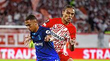 Thilo Kehrer (vorne) setzt sich Anfang Oktober mit West Ham United in Freiburg (Kiliann Sildillia) mit 2:1 durch.