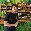 Sie haben mit zwei Freunden den Laden in der Turnierstraße eröffnet: Moritz Trosin (links) und Elias Imberi.