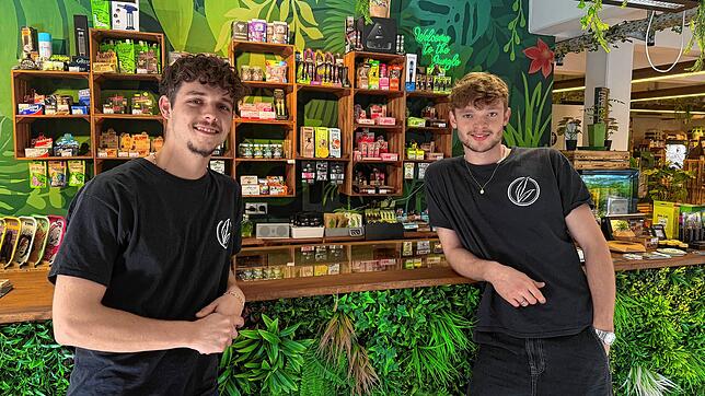 Sie haben mit zwei Freunden den Laden in der Turnierstraße eröffnet: Moritz Trosin (links) und Elias Imberi.