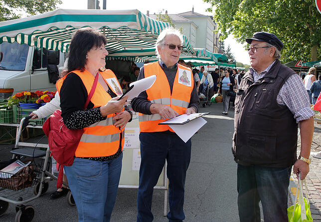 Edeltraud und Peter Waldschütz sammeln auf dem Singener Wochenmarkt Unterschriften gegen das Einstellen des Zeitläutens. Robert Diehr ...