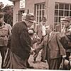Waldshuts Bürgermeister Hermann Dietsche (links) und der Fuller Gemeindeammann Mühlebach schütteln sich am 3. August 1950 vor dem ...
