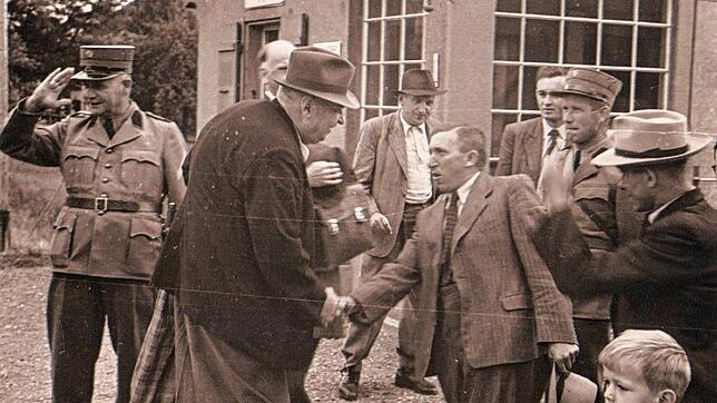 Waldshuts Bürgermeister Hermann Dietsche (links) und der Fuller Gemeindeammann Mühlebach schütteln sich am 3. August 1950 vor dem ...