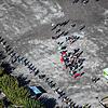 Protest und Gegenprotest, friedlich nebeneinander: Auf dem Konstanzer Gelände Klein Venedig steht kurz nach 15 Uhr die Menschenkette. ...