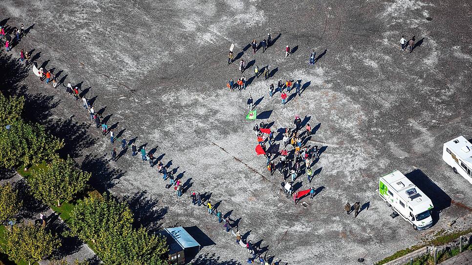 Protest und Gegenprotest, friedlich nebeneinander: Auf dem Konstanzer Gelände Klein Venedig steht kurz nach 15 Uhr die Menschenkette. ...