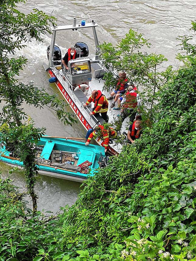 Geschafft: Das Rettungsboot der Feuerwehr Laufenburg hat am kleinen Boot der Angler festgemacht. Die in Not geratenen Männer wurden ...