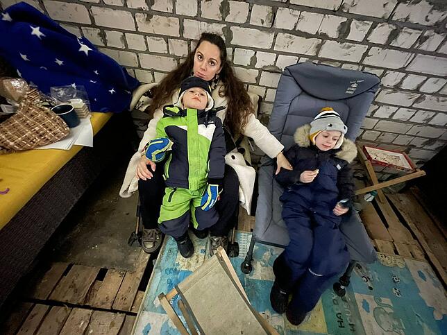 Sie suchten Rettung vor Raketeneinschlägen im Keller: Tanja Kostenko mit den beiden Söhnen Tichon, 4, und Timofei, 7.