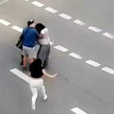 Mehrere Frauen schlagen mitten in der Singener Innenstadt wild aufeinander ein, wie Screenshots aus einem viral gegangenen Video zeigen.