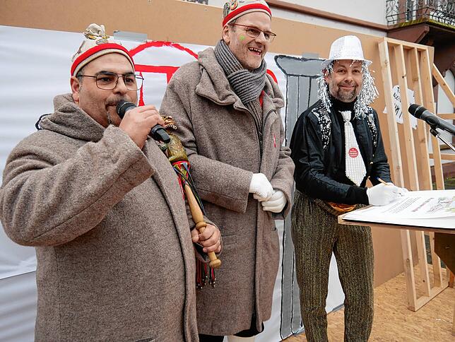 Die Unterzeichnung der Abdankung (von links): Zunftmeister John Weber, Zeremonienmeister Christoph Graf und Bürgermeister Michael K.