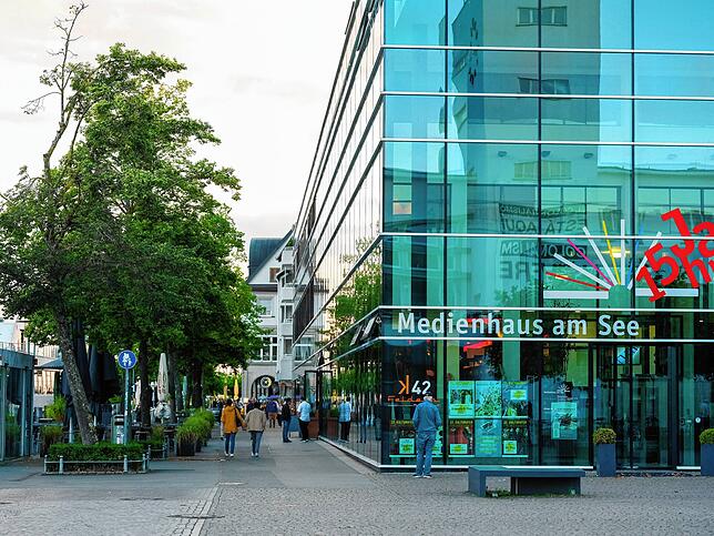 An der Uferpromenade in der Häfler Innenstadt steht unter anderem dieser markante Glasbau: Er enthält Geschäfte, ein Restaurant, das ...