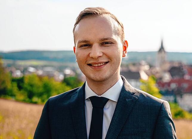 Der 26-jährige Tim Strobel bewirbt sich als Bürgermeisterkandidat für Engen. In seiner Heimatstadt ist er kein Unbekannter. Dort sitzt ...