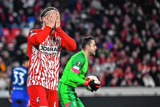 Lucas Höler schlägt die Hände vor sein Gesicht. In der ersten Halbzeit vergibt er die beste Freiburger Chance.