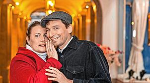 Die Schauspieler Tina Nicole Kaiser und Jürgen Wegscheider sind mit Witz und viel Liebe in Schönwald zu Gast. Bild: Robert Martin