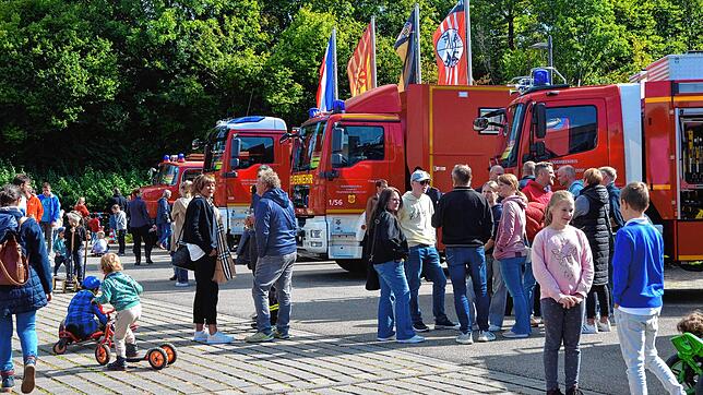 Der Tag der offenen Tür der Freiwilligen Feuerwehr Markdorf im Verbund mit dem DRK-Ortsverein lockt zahlreiche Besucher an, die sich ...