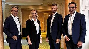 Die Volksbank-Vorstände Alexander Müller (rechts) und Nicolas Mayer (links) zusammen mit der neuen Regionalmarktleiterin Carola Mülhaupt ...