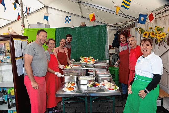 Bild 14: Reichenauer Weinfest 2025: Am Sonntag wird noch einmal miteinander angestoßen