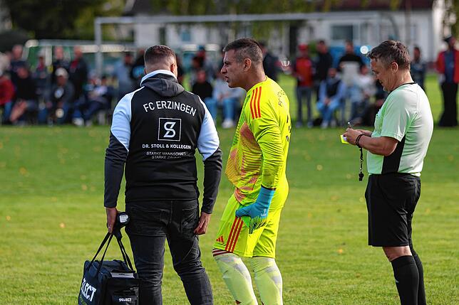 Griff an den Oberschenkel: Der 46-jährige Diego Cambero, der seit dieser Saison beim FC Erzingen im Tor steht, musste beim 3:1-Sieg im ...