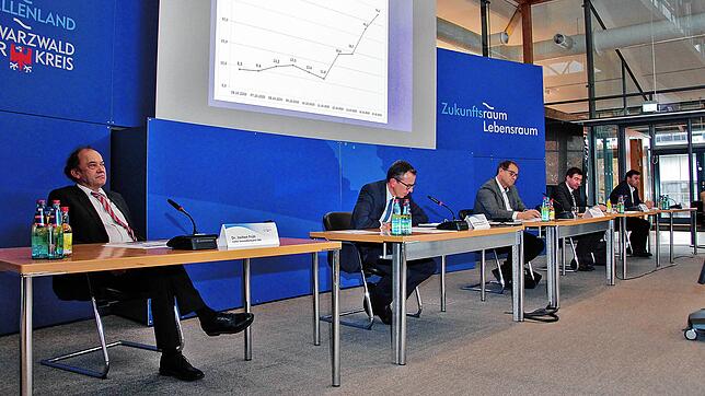 Von Links: Jochen Früh, Leiter des Gesundheitsamtes, Landrat Sven Hinterseh, die Oberbürgermeister Jürgen Roth und Erik Pauly sowie ...