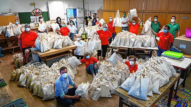 Das Seehasen-Helferteam in der Grundschule Fischbach war fleißig und hat 650 Taschen für die Erstklässler gepackt.