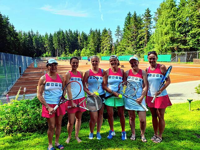 Frauen-Power: Die aktuelle Damenmannschaft des Tennis-Club Gurtweil, die vierte von links ist Gründungsmitglied und Jugendtrainerin Gaby ...