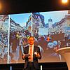 Oberbürgermeister Philipp Frank steht vor einer Bildercollage, die Fotos von der Solidaritätskundgebung für die Ukraine im März 2022 in ...