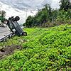 Kurioser Anblickauf der A1 bei Suhr im Kanton Aargau: Ein Auto überschlägt sich und kommt neben der Fahrbahn zum Stillstand. Der Fahrer ...