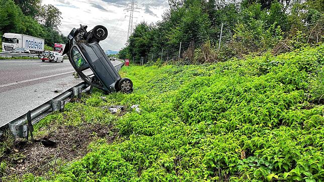 Kurioser Anblickauf der A1 bei Suhr im Kanton Aargau: Ein Auto überschlägt sich und kommt neben der Fahrbahn zum Stillstand. Der Fahrer ...