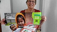Christine Herrmann wirbt für die diesjährige Aktion Weihnachten im Schuhkarton. Bild: Doris Dehmel