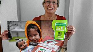 Christine Herrmann wirbt für die diesjährige Aktion Weihnachten im Schuhkarton. Bild: Doris Dehmel