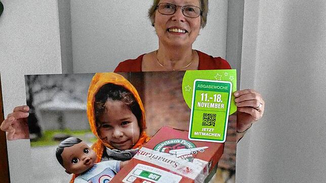 Christine Herrmann wirbt für die diesjährige Aktion Weihnachten im Schuhkarton. Bild: Doris Dehmel