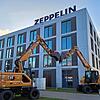 Maschinenpark: Zur 75-Jahr-Feier bilden zwei Bagger einen Torbogen vor dem Verwaltungsgebäude des Zeppelin-Konzerns in Friedrichshafen.
