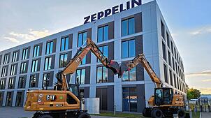 Maschinenpark: Zur 75-Jahr-Feier bilden zwei Bagger einen Torbogen vor dem Verwaltungsgebäude des Zeppelin-Konzerns in Friedrichshafen.