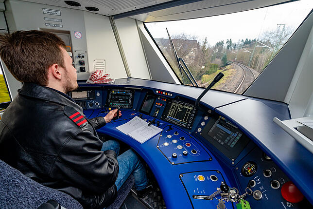 Triebwagenführer Kevin Schmidt fährt den Landrat und seine Delegation mit dem neuen S-Bahn-Zug von Typ Alstom nach Döggingen. Von ...