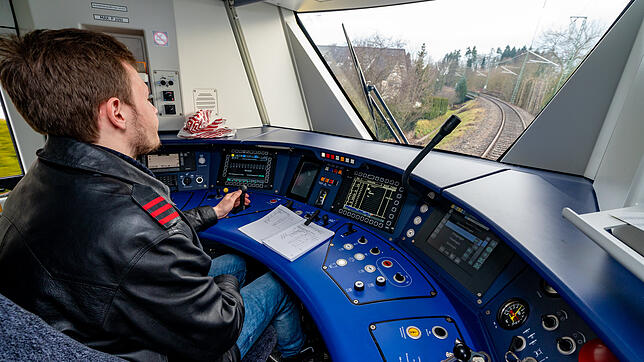 Triebwagenführer Kevin Schmidt fährt den Landrat und seine Delegation mit dem neuen S-Bahn-Zug von Typ Alstom nach Döggingen. Von ...