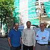 Sie haben auf der Baustelle das Heft in der Hand (von links): Architekt Philipp und die Immobilienunternehmer Konstantin und Reiner ...