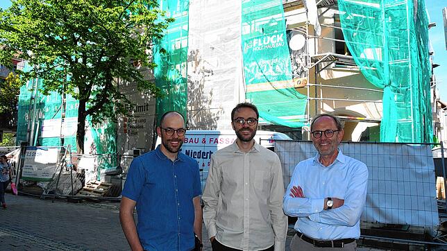 Sie haben auf der Baustelle das Heft in der Hand (von links): Architekt Philipp und die Immobilienunternehmer Konstantin und Reiner ...