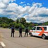 Nach dem Überfall auf die Sparkasse: Beim Zoll Eggingen stehen am Mittwoch, 27. Juli 2022, Polizisten der Schaffhauser Polizei.