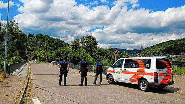 Nach dem Überfall auf die Sparkasse: Beim Zoll Eggingen stehen am Mittwoch, 27. Juli 2022, Polizisten der Schaffhauser Polizei.