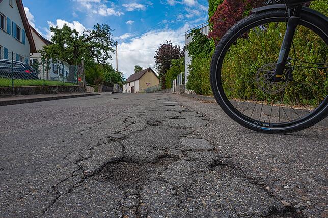 Dieses Bild, das im Juni entstand, zeigt Schäden in der Meßkircher Graf-Mangold-Straße in Richtung Ziegelbühlstraße.