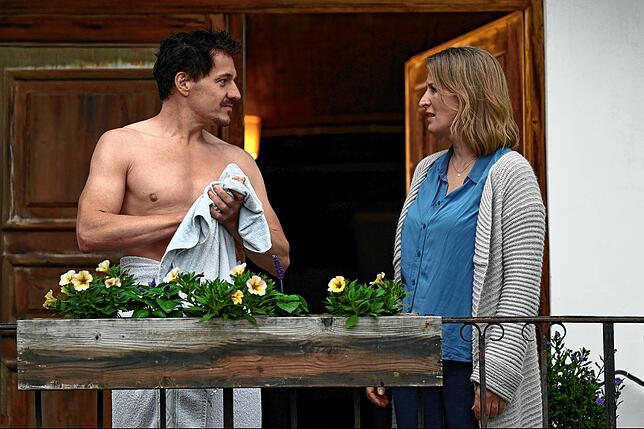 Überraschendes Wiedersehen: Emilie (Stefanie von Poser) kehrt auf den Hof zurück – dort ist auch ihr Ex-Mann Tobi (Markus Brandl) ...