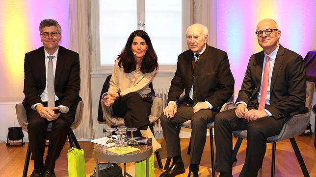 Angeregt hatte man diskutiert auf dem Podium des Kulturzentrums Schloss Bonndorf. Von links: Landrat Martin Kistler, Petra Jehle, ...