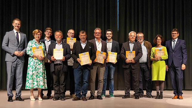 Die Autoren und Hauptbeteiligten präsentieren mit OB Simon Gröger (links) und Ortsvorsteher Lorenz Thum (rechts) die neue Ortschronik, ...