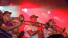 Bild : Froschenkapelle rockt Honstetter Herbstfest: So wild kann Blasmusik sein!