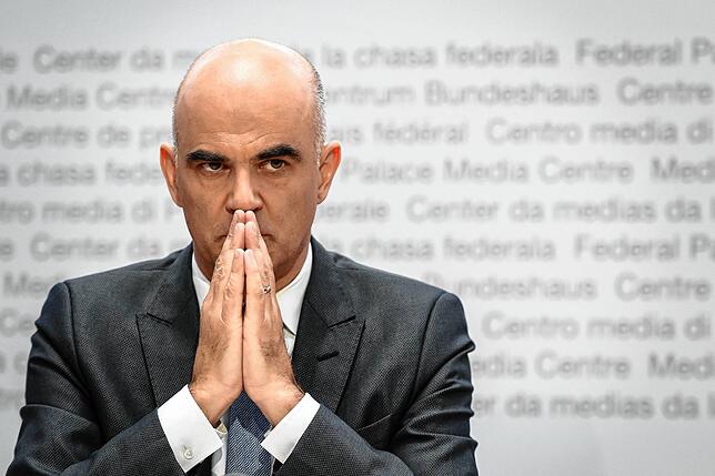 Gesundheitsminister Alain Berset während der Pressekonferenz in Bern. Mit strengeren Regeln will die Schweizer Regierung den steigenden ...